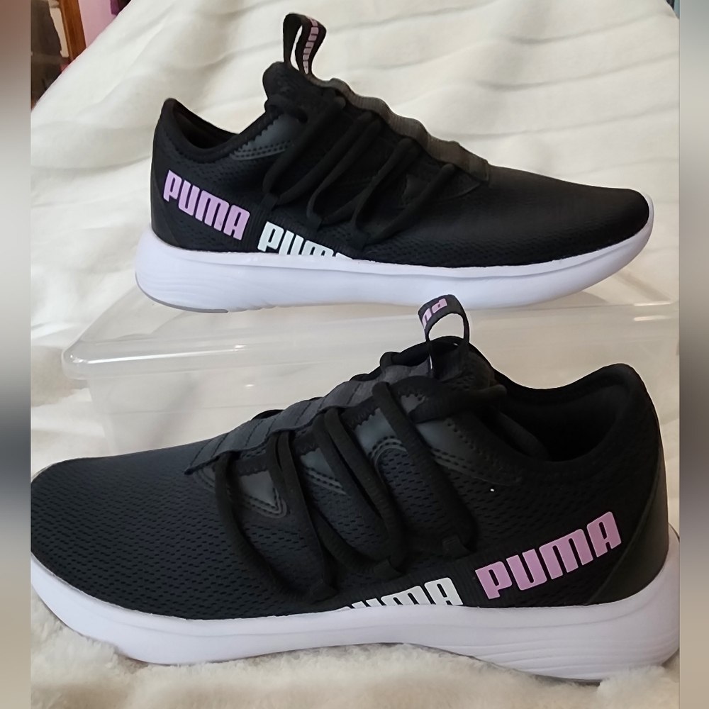 9W. 7.5M. Puma Black and White Sneakers with Modern Design